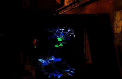 玩家走到尽头准备跳上头顶入口的场景