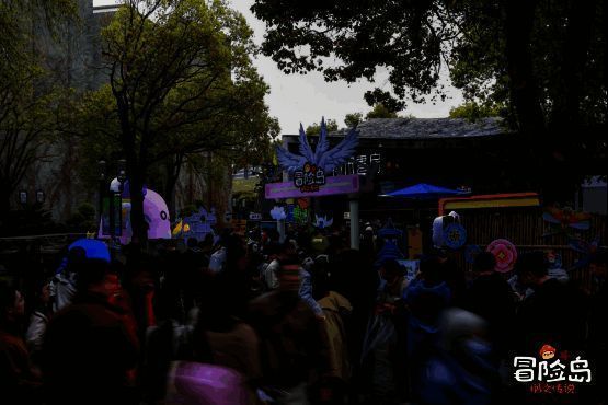 现场热闹的氛围