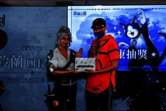 玩家与Coser合影