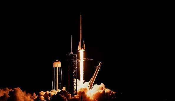 SpaceX‘猎鹰9’火箭携‘龙’飞船发射升空