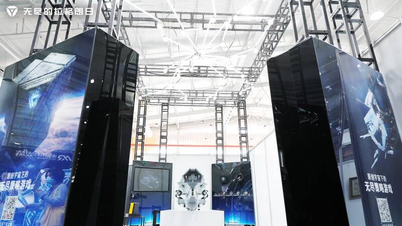 玩家在《无尽的拉格朗日》试玩区体验游戏