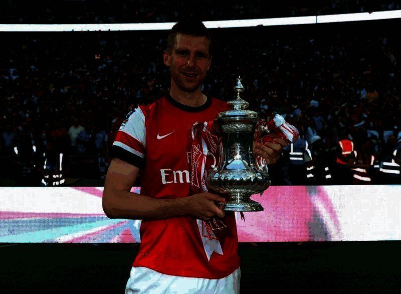 默特萨克与奖杯合影图