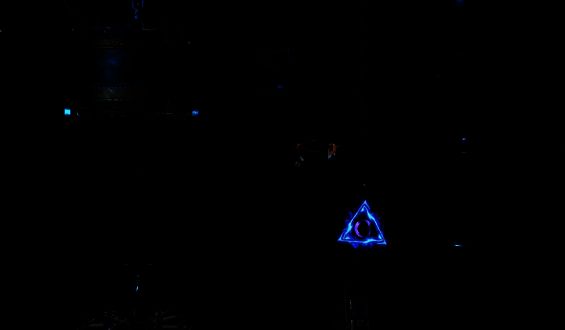 在机关中穿梭拿魔钟