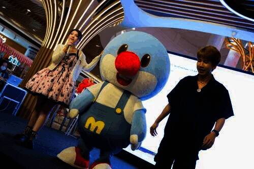 人形摩尔玩偶与玩家合影