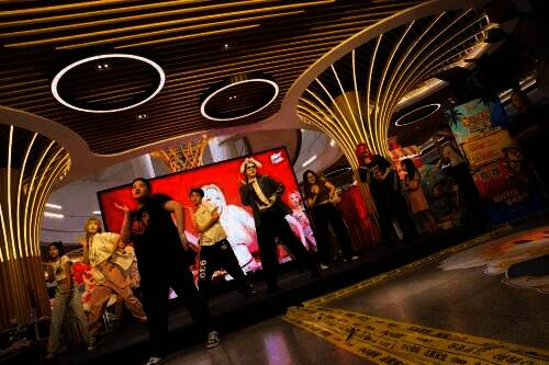 小摩尔们参与模仿秀