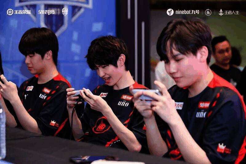 选手与粉丝互动照片