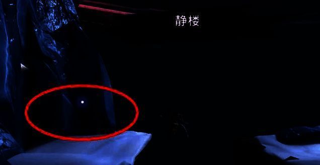 游戏中跳过悬崖获取物品的画面