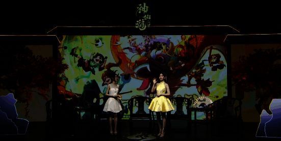 李一桐和制作人在活动现场