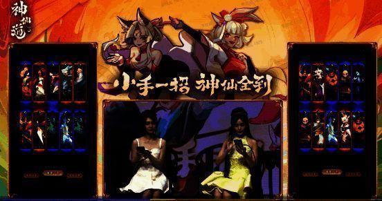 李一桐和小悠进行抽卡对决