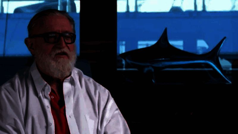 G胖在游艇上接受采访,身后有鲨鱼玻璃雕塑