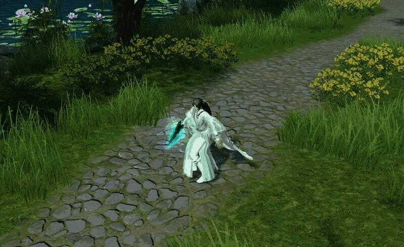 冰心师兄执扇施展治疗技能的画面