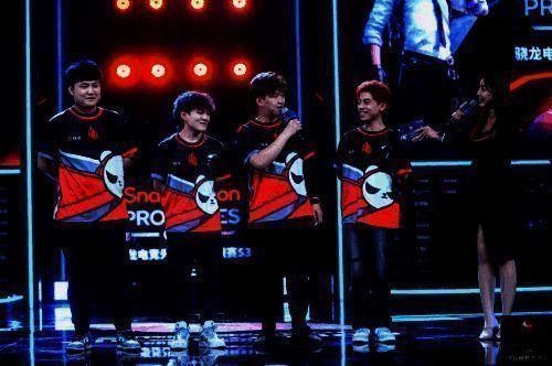 成都AG俱乐部选手与决赛战队表演赛现场