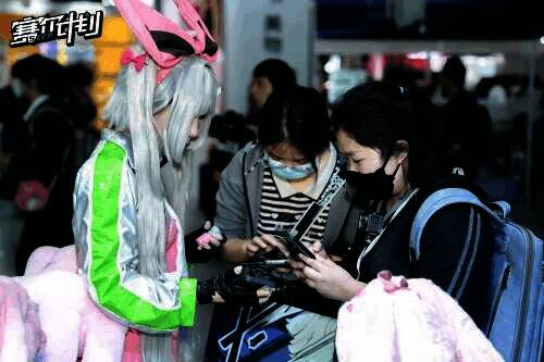 玩家参与漫展展台活动场景