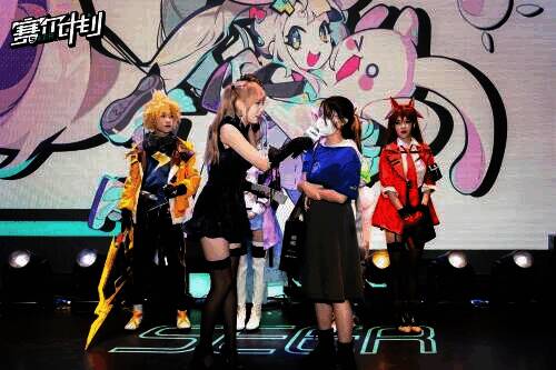 主持人与观众在舞台上互动