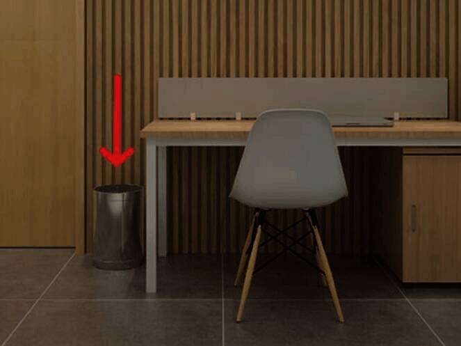 在垃圾桶获取纸条的图片