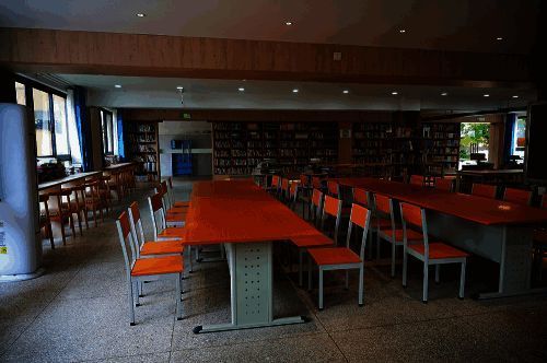 网易员工为孩子们摆放书籍和发放设备