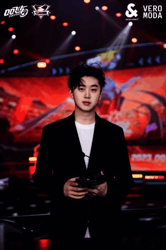 QQ飞车手游S联赛解说专属服饰画面1