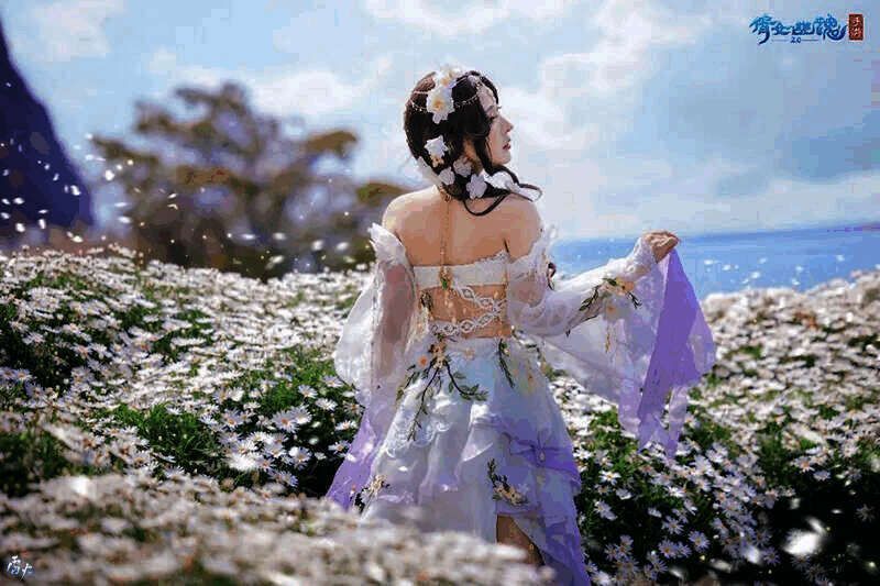 余情身着白茶款时装画面