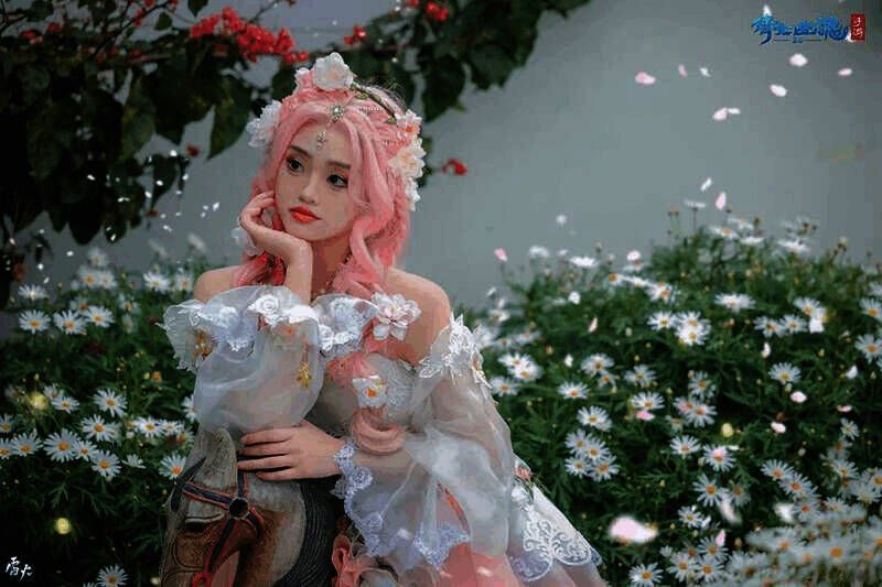莓莓身着海棠款时装在花海画面