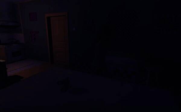 绕着餐桌转躲避米塔的画面