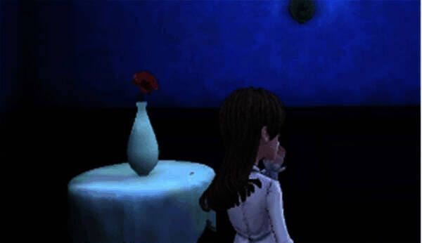 插有玫瑰的花瓶及蓝色钥匙位置示意