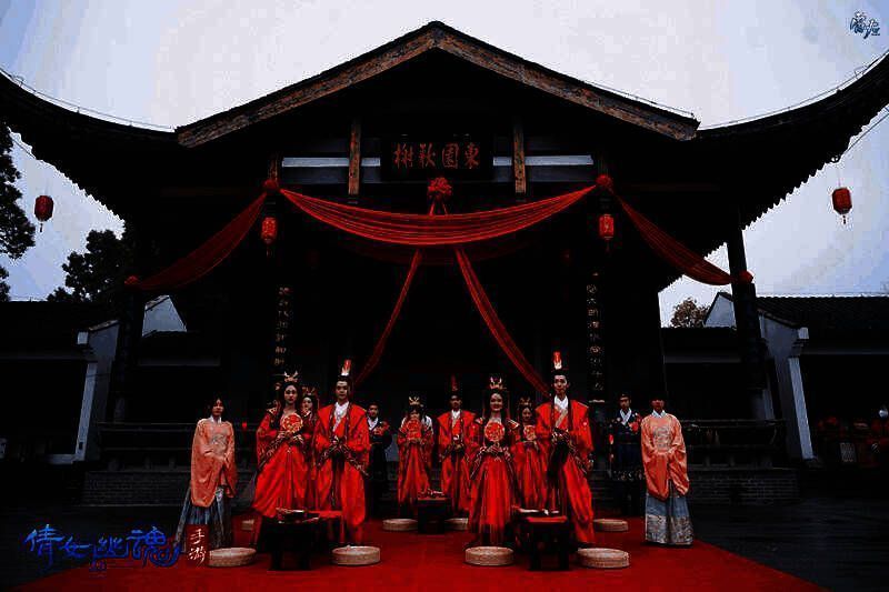 倩女国风水上集体婚礼现场一景