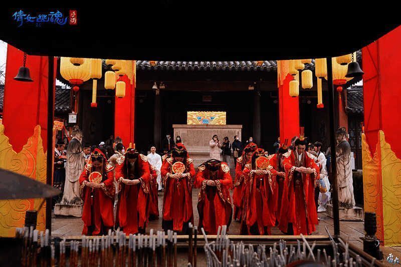 新人盖指印在婚书上