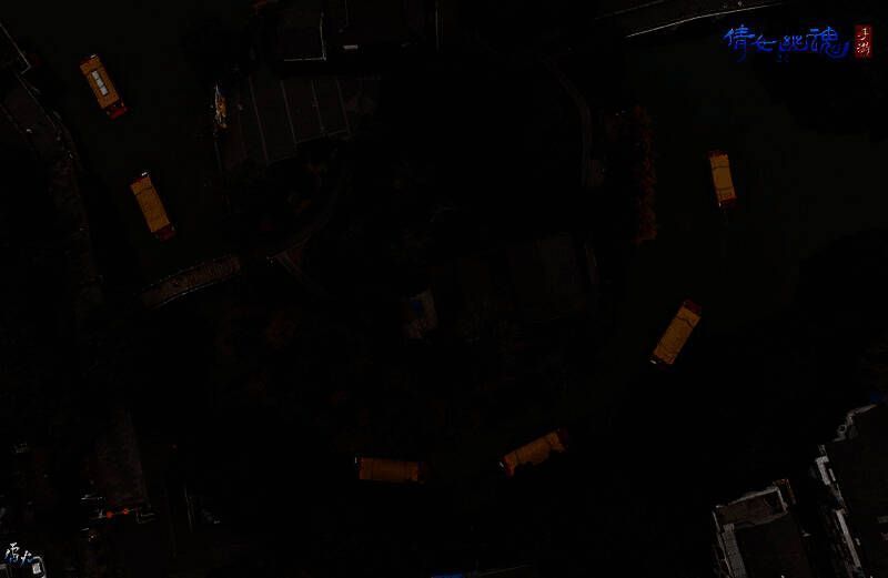 游船队伍在秦淮河上