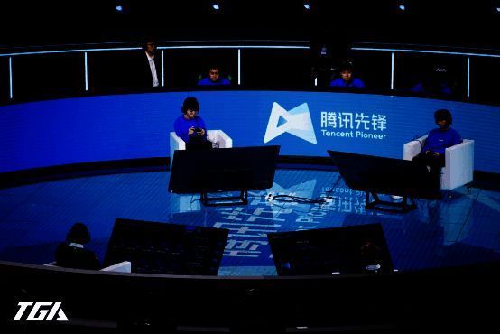 选手使用飞智八爪鱼2手柄比赛图