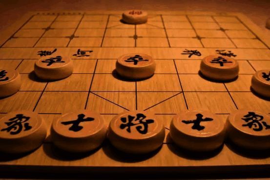 公园大爷下象棋场景