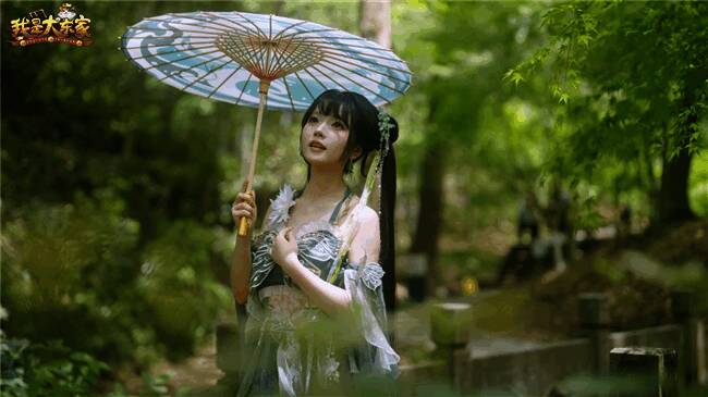 玩家手持西湖绸伞在游戏中的画面