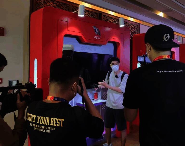 现场媒体和大V围在试玩区的照片