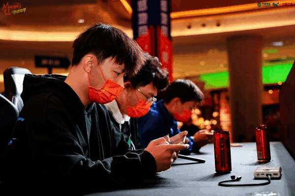 参赛选手激烈比赛场景