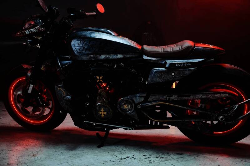 《毁灭战士:黑暗时代》联名款定制机车细节图2