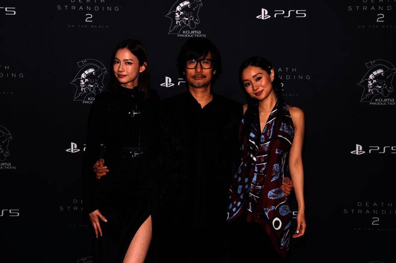 小岛秀夫与劳伦·蔡、忽那汐里在《死亡搁浅 2》首映展示会合影