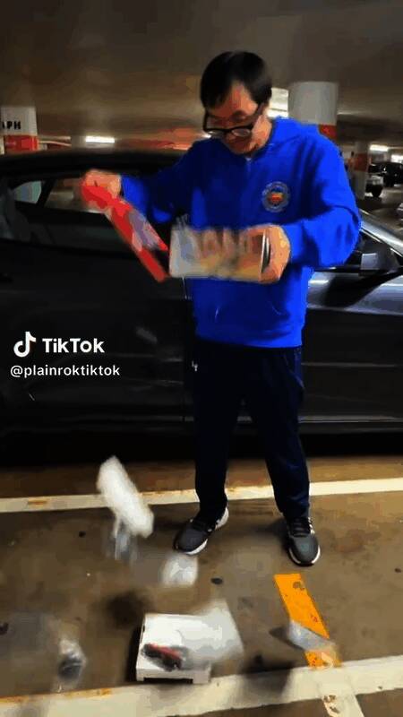 国外博主暴力打砸Switch2主机现场