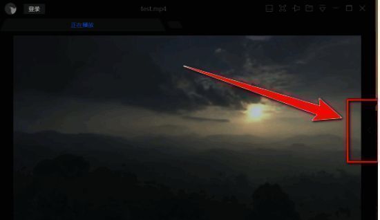 播放列表展开按钮位于界面右侧,显示为一个小于号图标