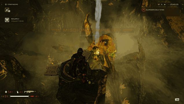 多人在线合作模式下,玩家共同对抗吐酸泰坦的战斗场景