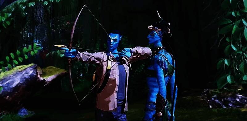 玩家组队在丛林中执行任务的战斗场景