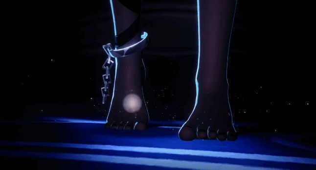 黑羽背影展示，锁链随风摆动，背景昏暗营造神秘氛围