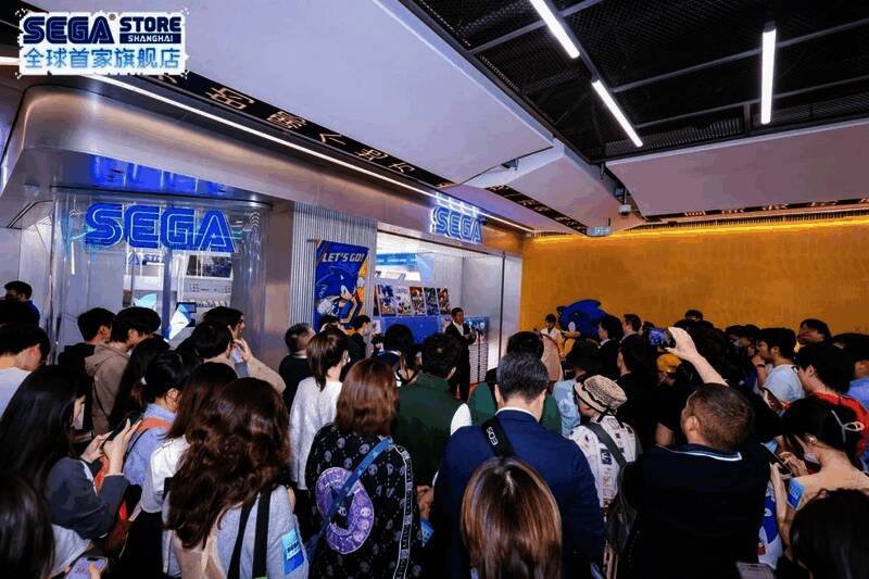 SEGA全球首家旗舰店剪彩仪式现场，嘉宾与索尼克共同剪彩