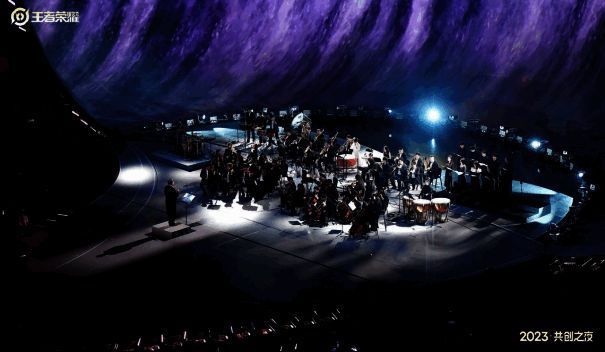 舞台灯光绚丽,演员身着华丽服饰在舞台上翩翩起舞