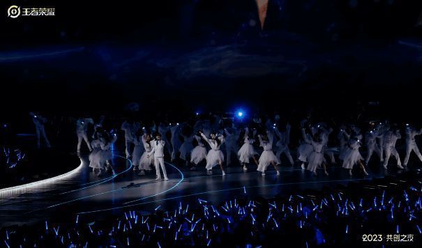 舞台上光影交错,角色形象跃然眼前,背景特效震撼