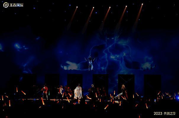 舞台灯光聚焦于中央,两位歌手深情演唱,观众掌声雷动