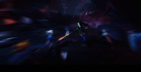 玩家切换多种高科技武器进行战斗的动态演示