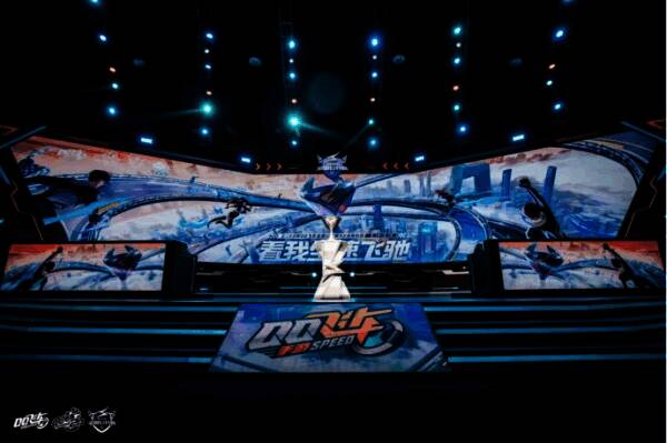 比赛现场灯光璀璨，气氛热烈