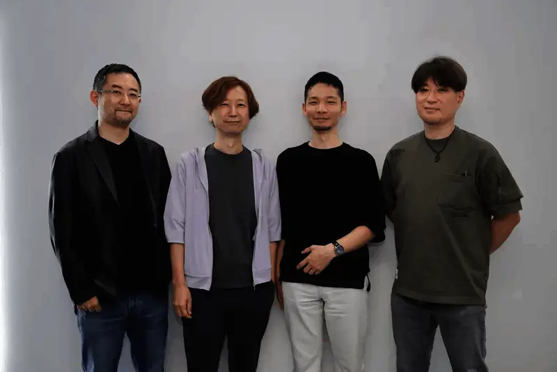 《最终幻想战略版：伊瓦利斯编年史》LOGO，背景为标志性战场地图