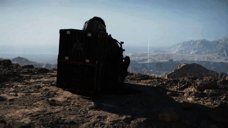 《死亡搁浅2》游戏实机截图，主角手持武器穿越荒野