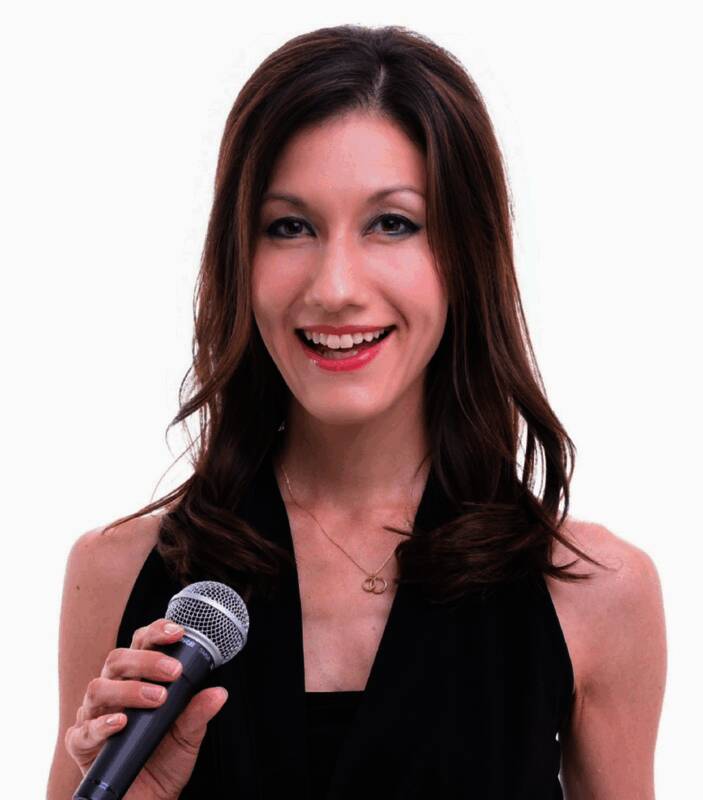 歌手Emi Evans演出舞台照，背景为《弹飞噩梦》主题字样