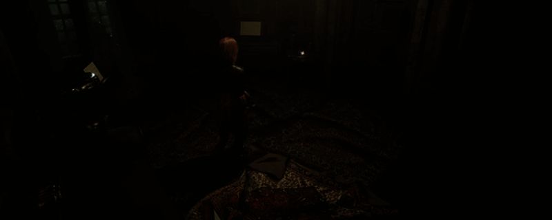 《受折磨的灵魂2》游戏画面，卡洛琳手持武器在昏暗环境中警觉前行，背景是破败的建筑与诡异气氛